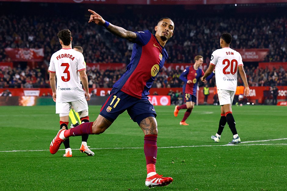 Barça, 10 kişi kalmasına rağmen kazandı ve zirveyle arasındaki farkı azalttı.