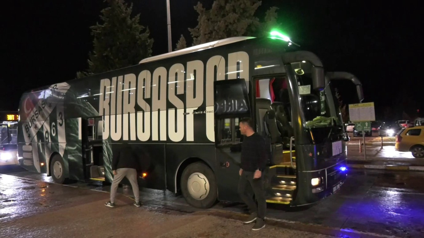Bursasporlu taraftarlar takımı coşku ile karşıladı