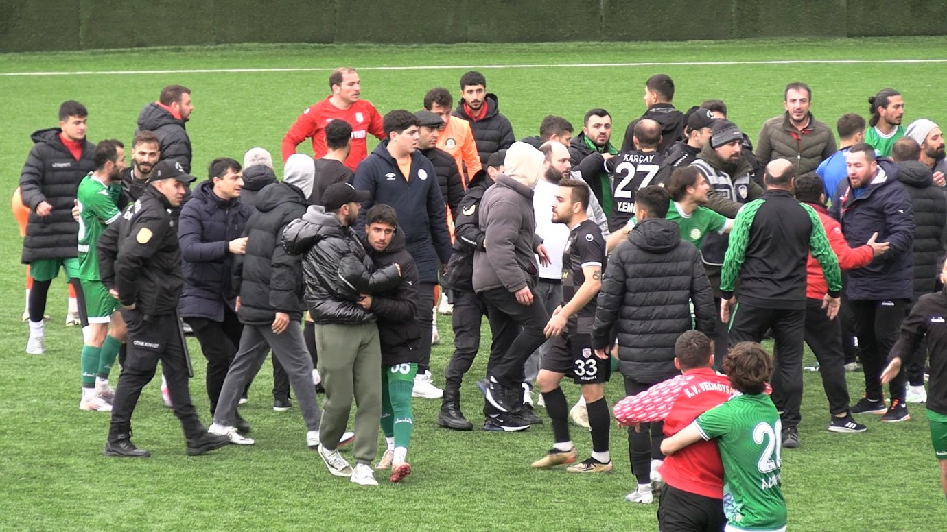 Futbol sahası, yaşanan gerginlikler sonucu boks ringine döndü. 