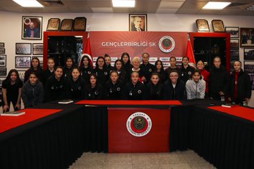 Afitap Gülcan 8 Mart Kadınlar günü için Kulüpte.