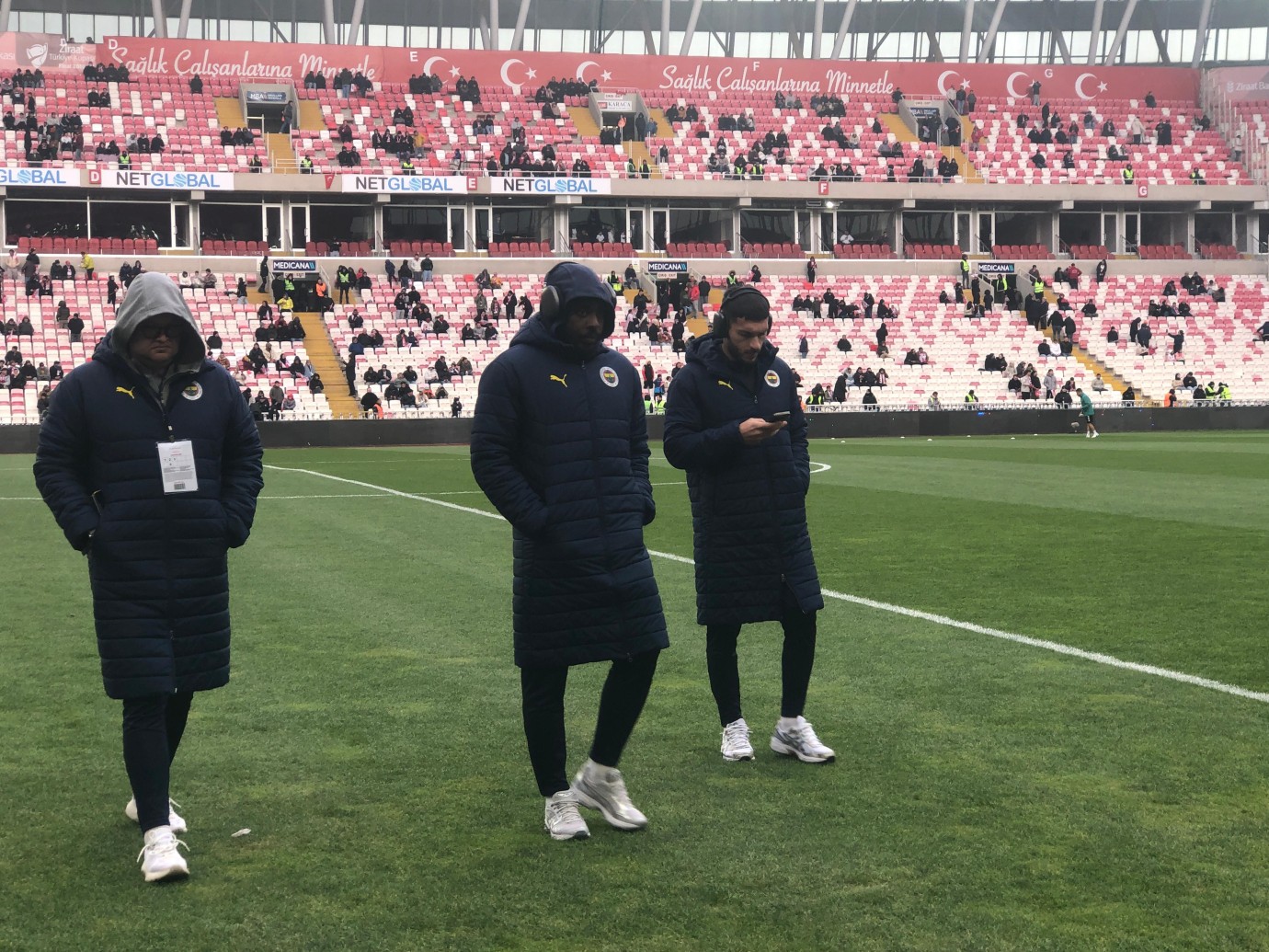 Fenerbahçeli futbolcular ve Jose Mourinho'dan zemin kontrolü