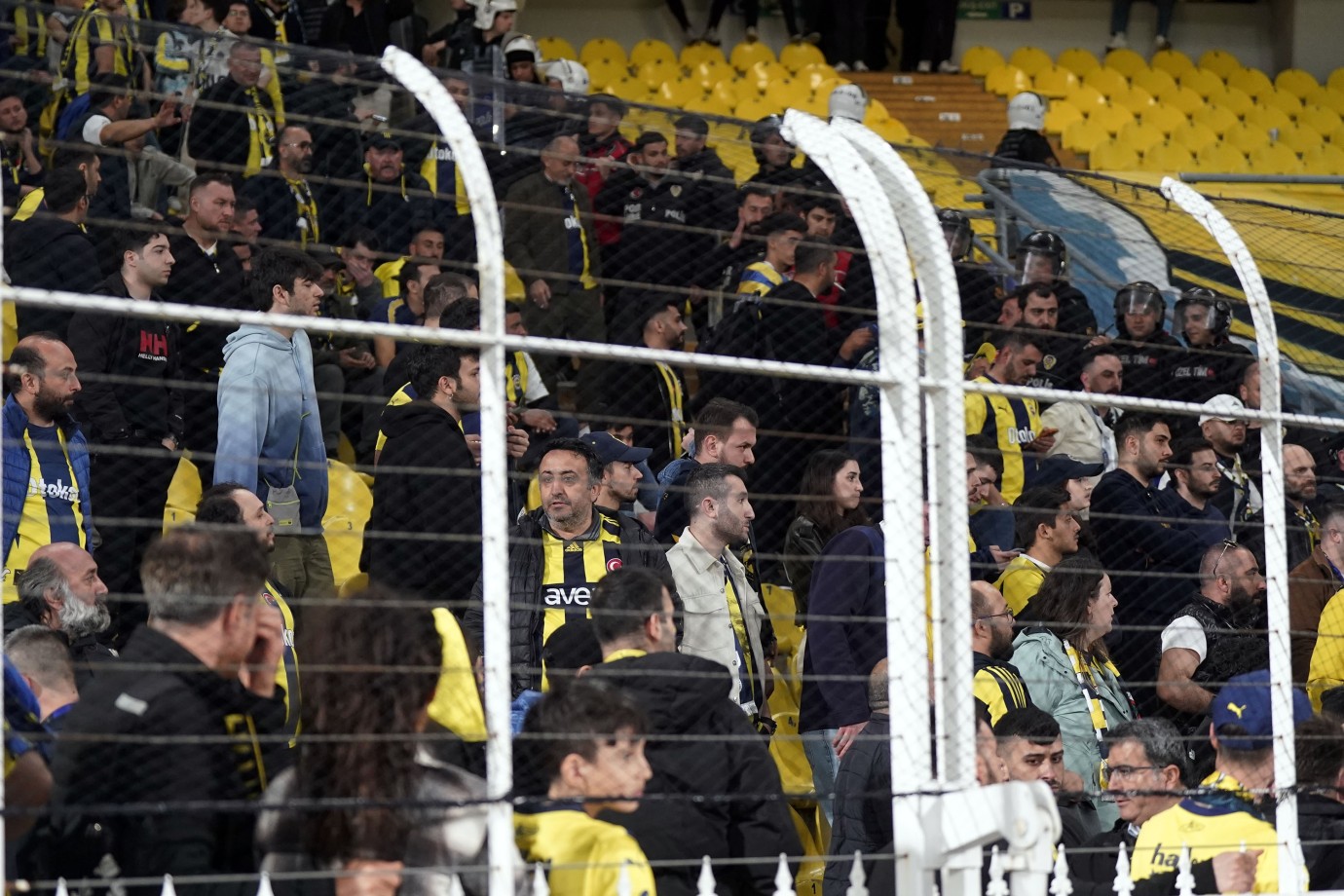 Fenerbahçe taraftarından yönetime tepki