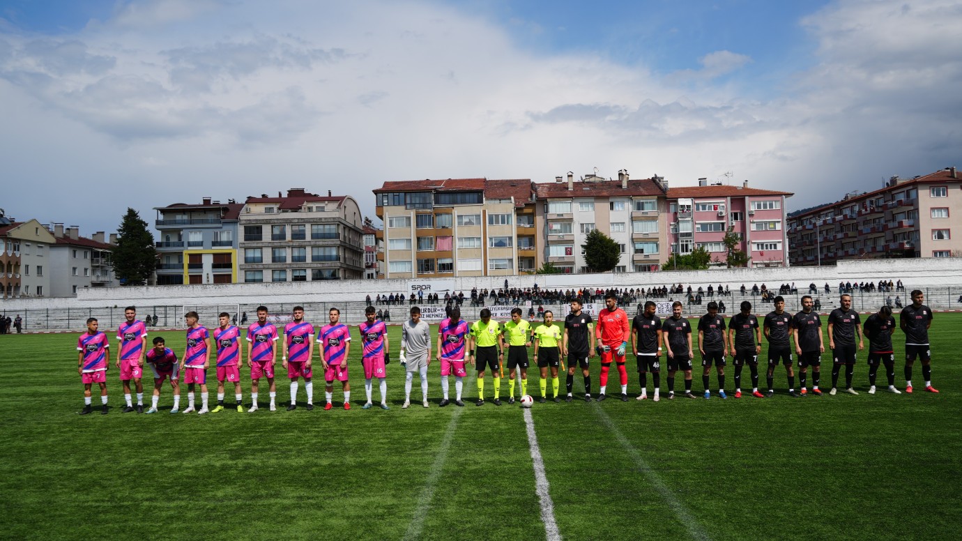 Olaylı geçen maçta Burdurspor'u yenen Tefenni Belediyespor şampiyon oldu