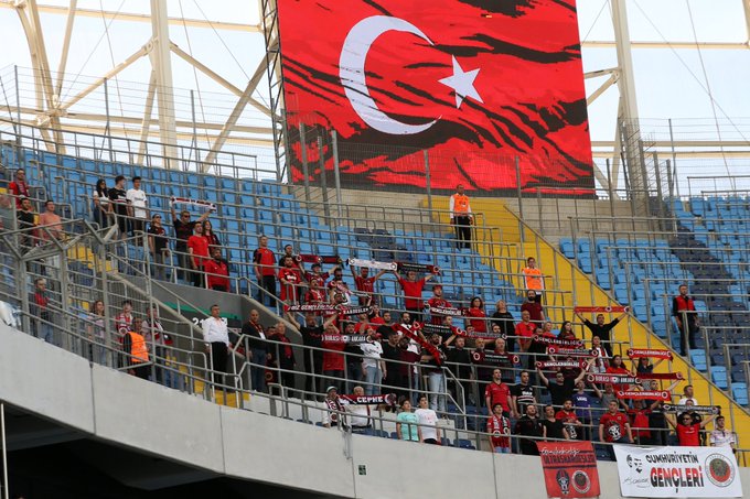 Gençlerbirliği Taraftarı Adana'da, Niyazi Akdaş Tribünde Takımının Yanında!