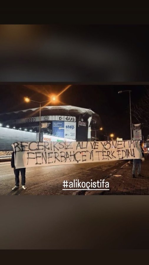 Fenerbahçe Tribünlerinde Gerilim! Ali Koç ve Aziz Yıldırım Taraftarları Karşı Karşıya Geldi
