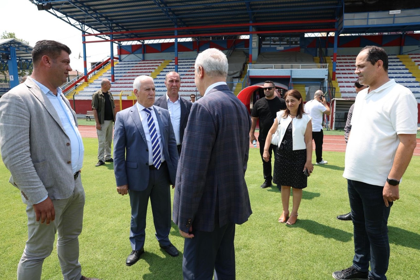 Büyükşehir, Mustafakemalpaşa İlçe Stadı'nı sil baştan yeniledi