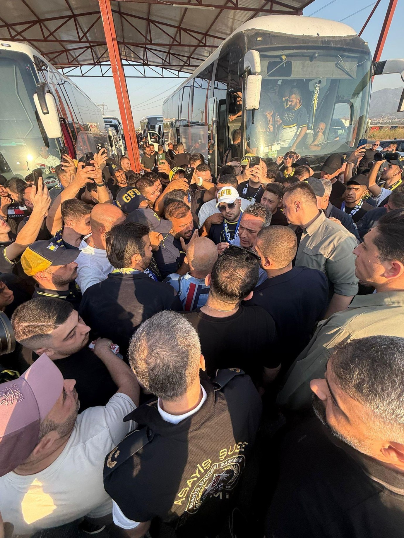 Ali Koç, taraftarlarla birlikte stada gitti