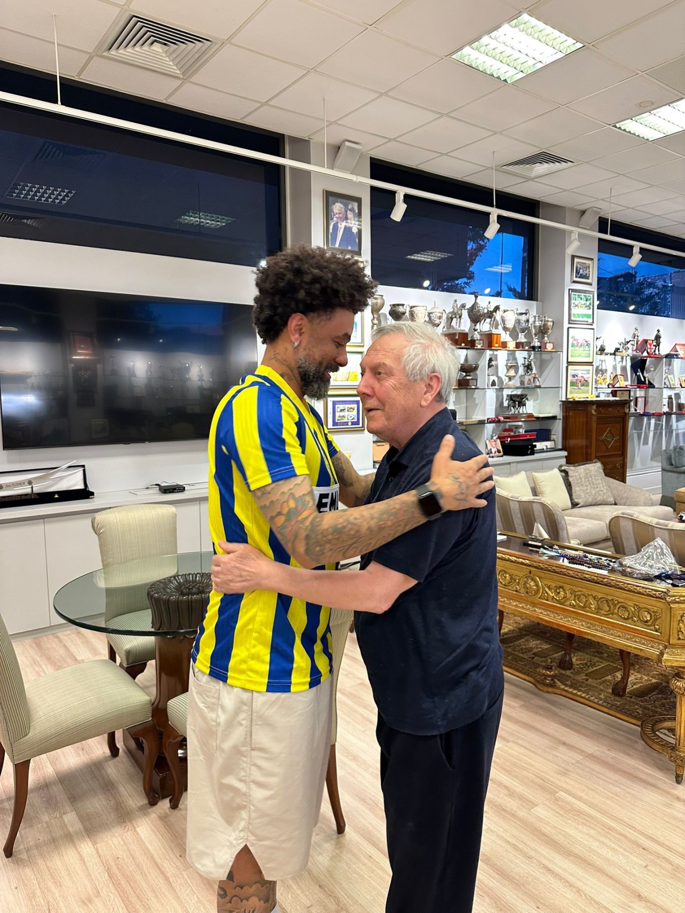 Cristian Baroni, Aziz Yıldırım'ı ofisinde ziyaret etti