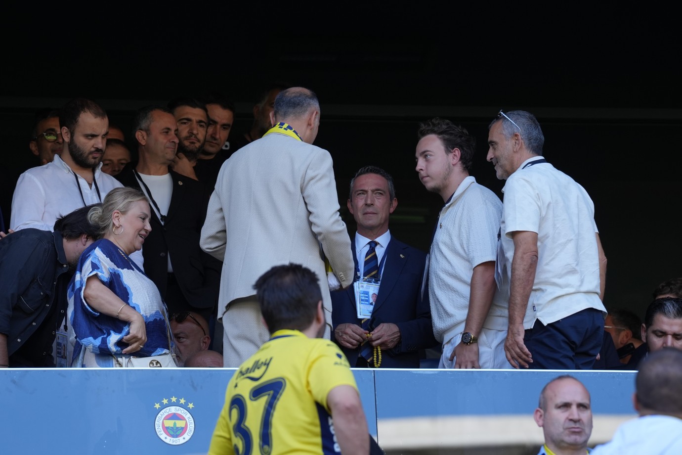 Ali Koç saha kenarından geçerken Sadettin Saran lehine tezahüratlar yapıldı