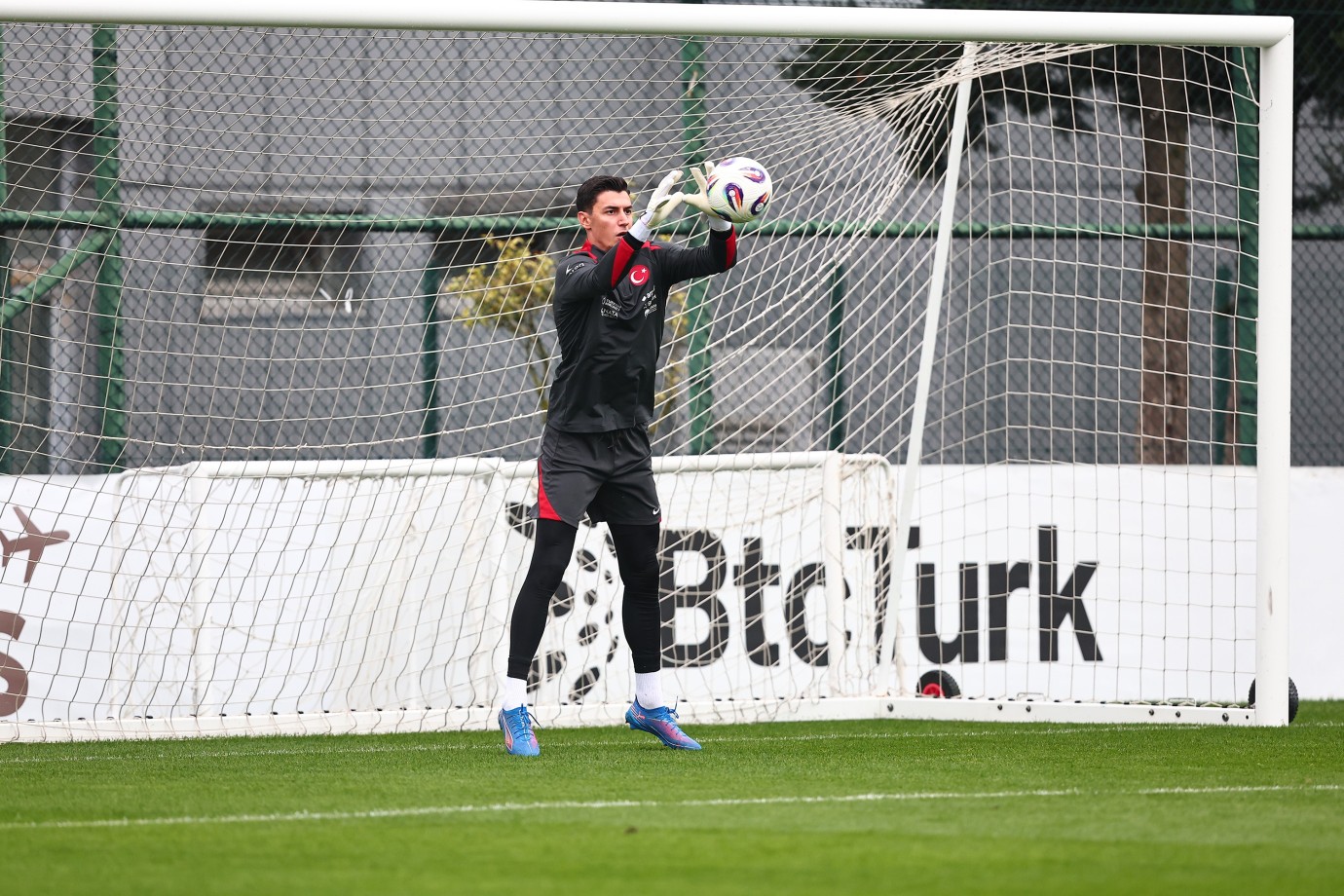 Teknik ve idari ekibin bilgisi ve izni dahilinde kamptan ayrıldım