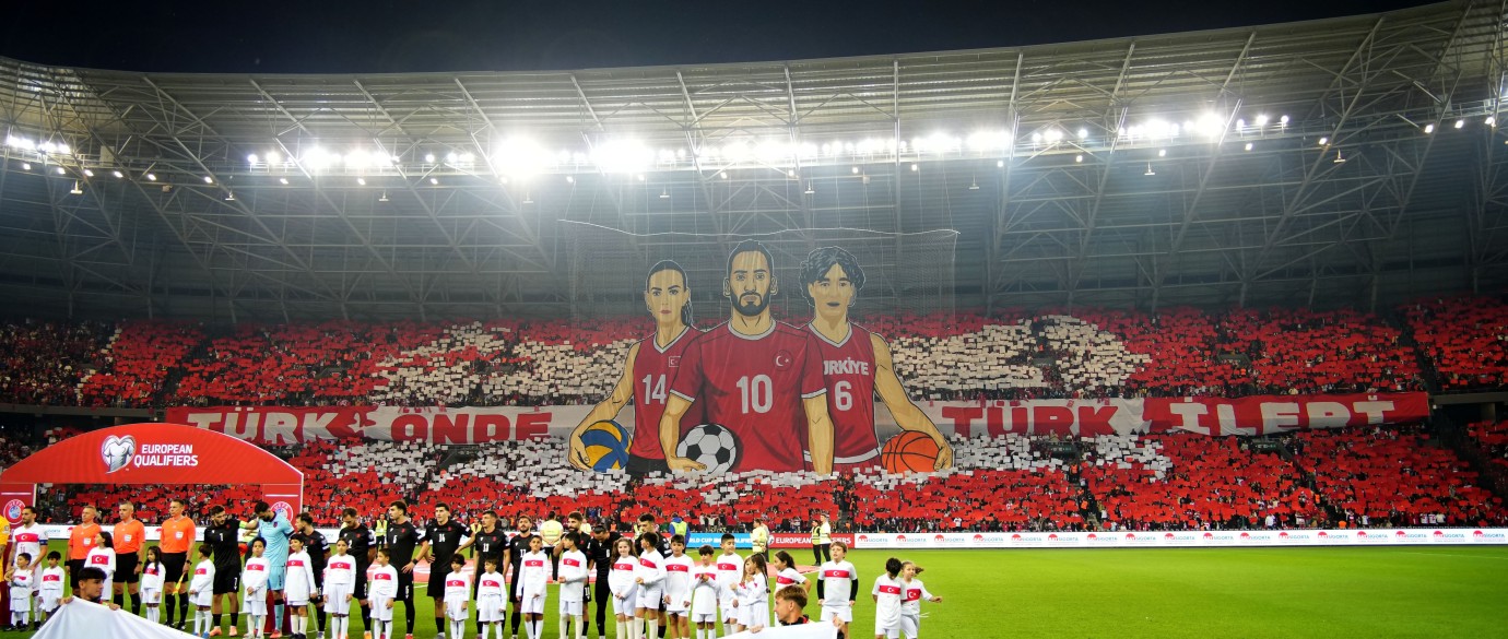 Filistinli çocuklar, milli futbolcularla birlikte seremoniye çıktı