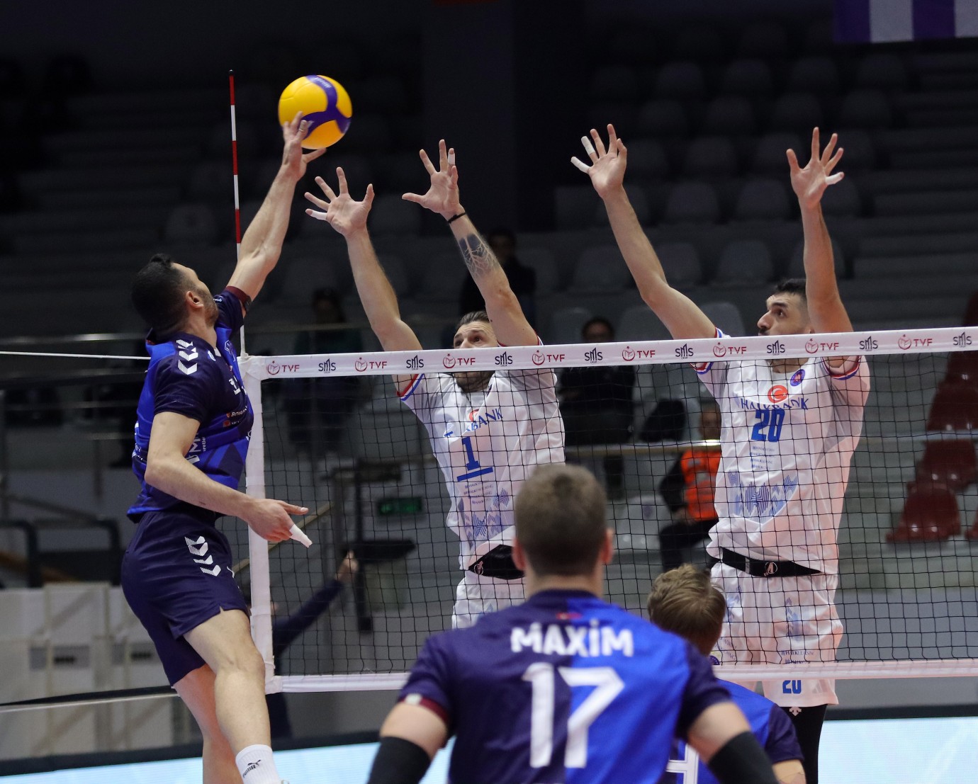 Efeler Ligi: Altekma: 2 - Halkbank: 3