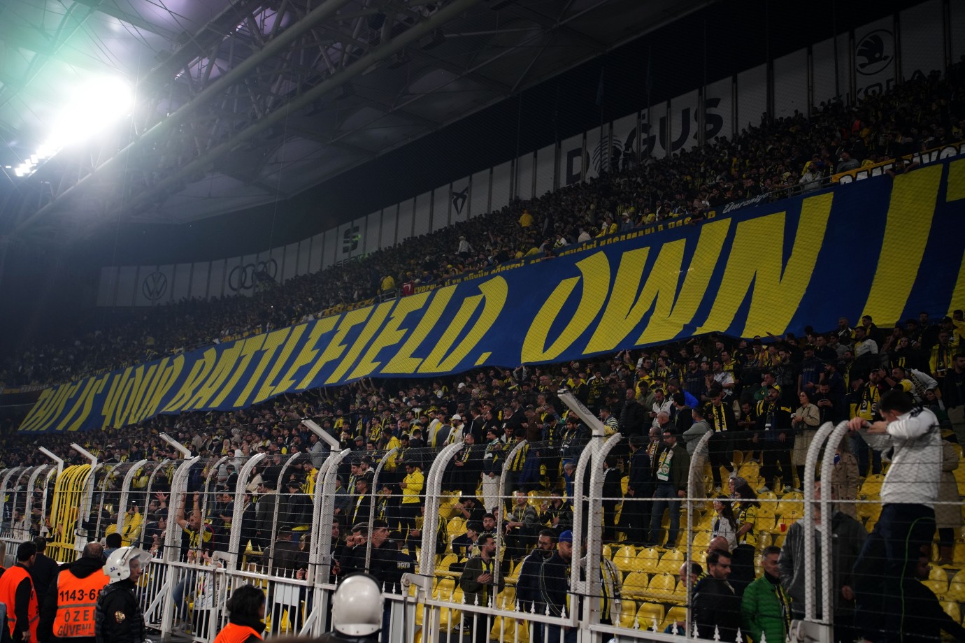 Fenerbahçe taraftarından, oyunculara Galatasaray maçını hatırlatan pankart