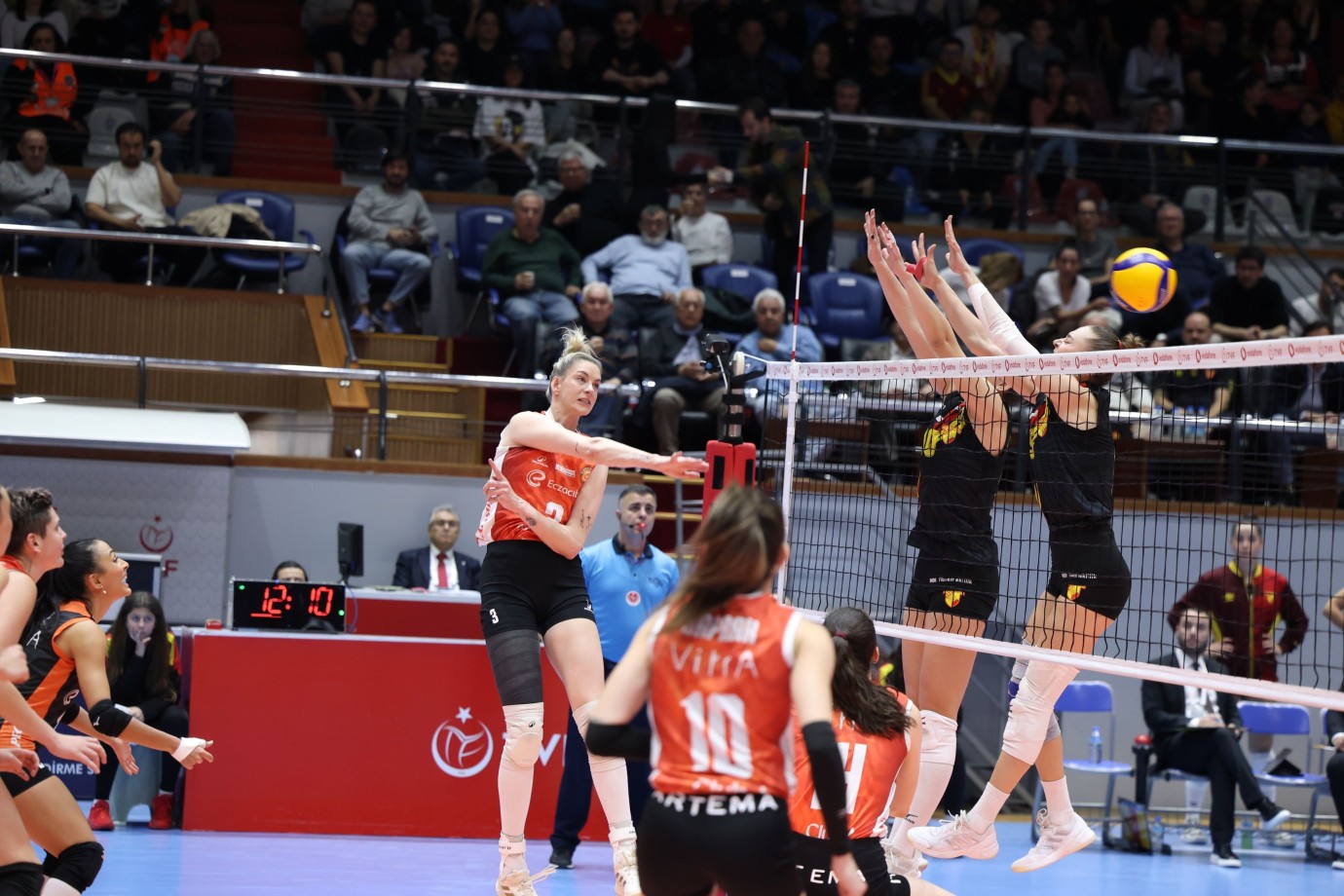 Eczacıbaşı Dynavit, Göztepe’ye set vermedi