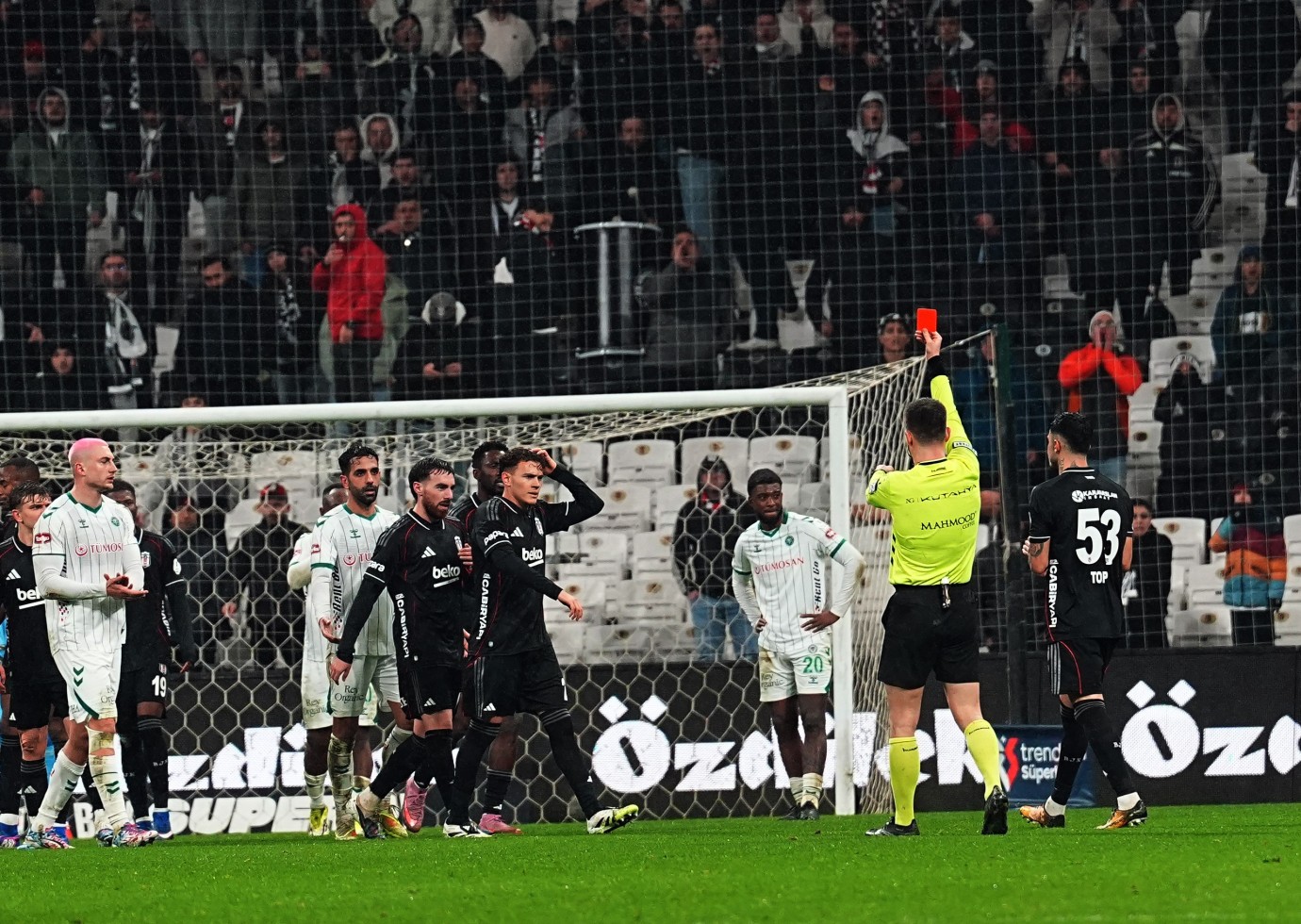 Kristjan Asllani ilk maçında kırmızı kart gördü