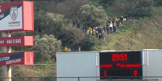 Ankaragücü Taraftarı Altınordu Maçını Tepelerden İzledi