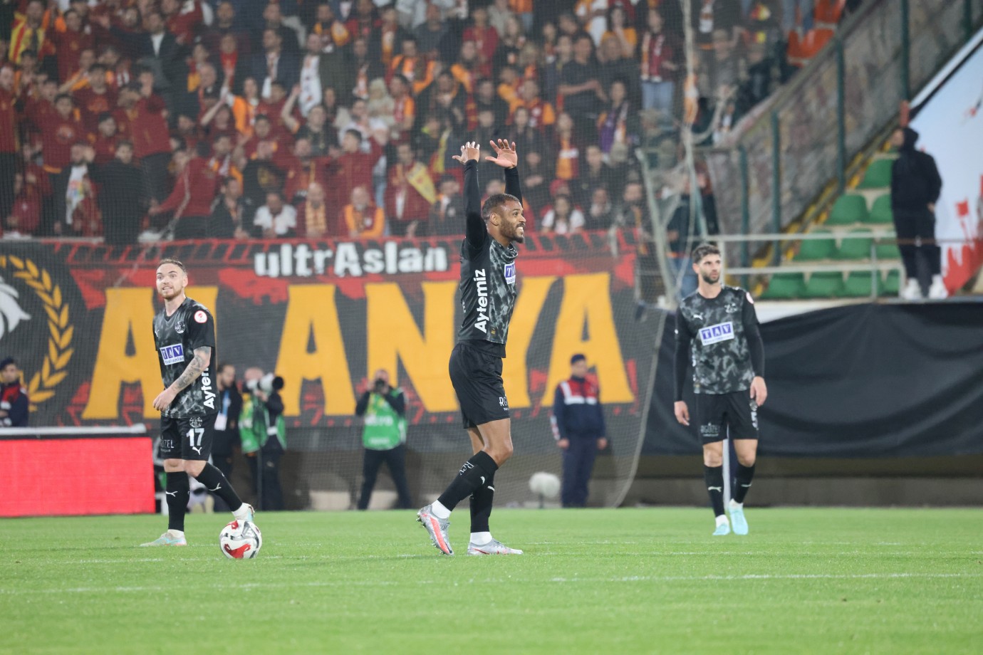 UEFA, Galatasaray'a Liverpool deplasmanı için seyirci yasağı cezası verdi