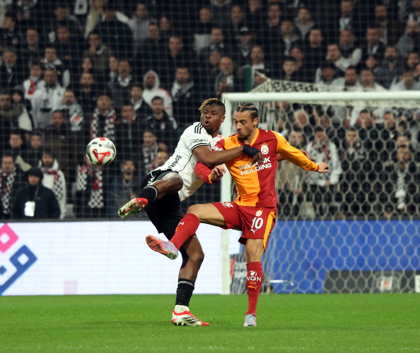 Galatasaray'da Leroy Sane kırmızı kart gördü