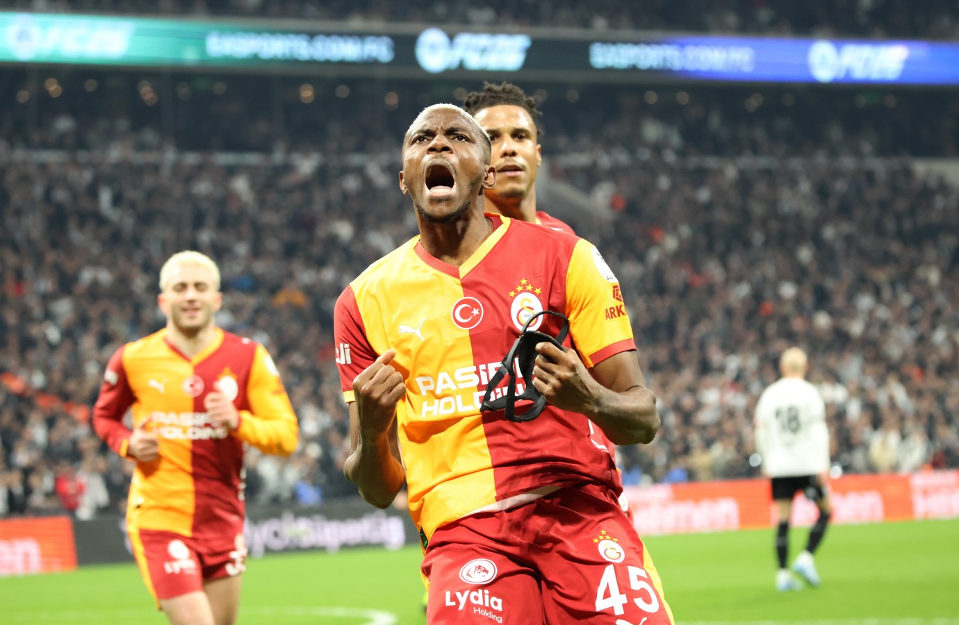 Victor Osimhen, bu sezonki 18. golünü attı