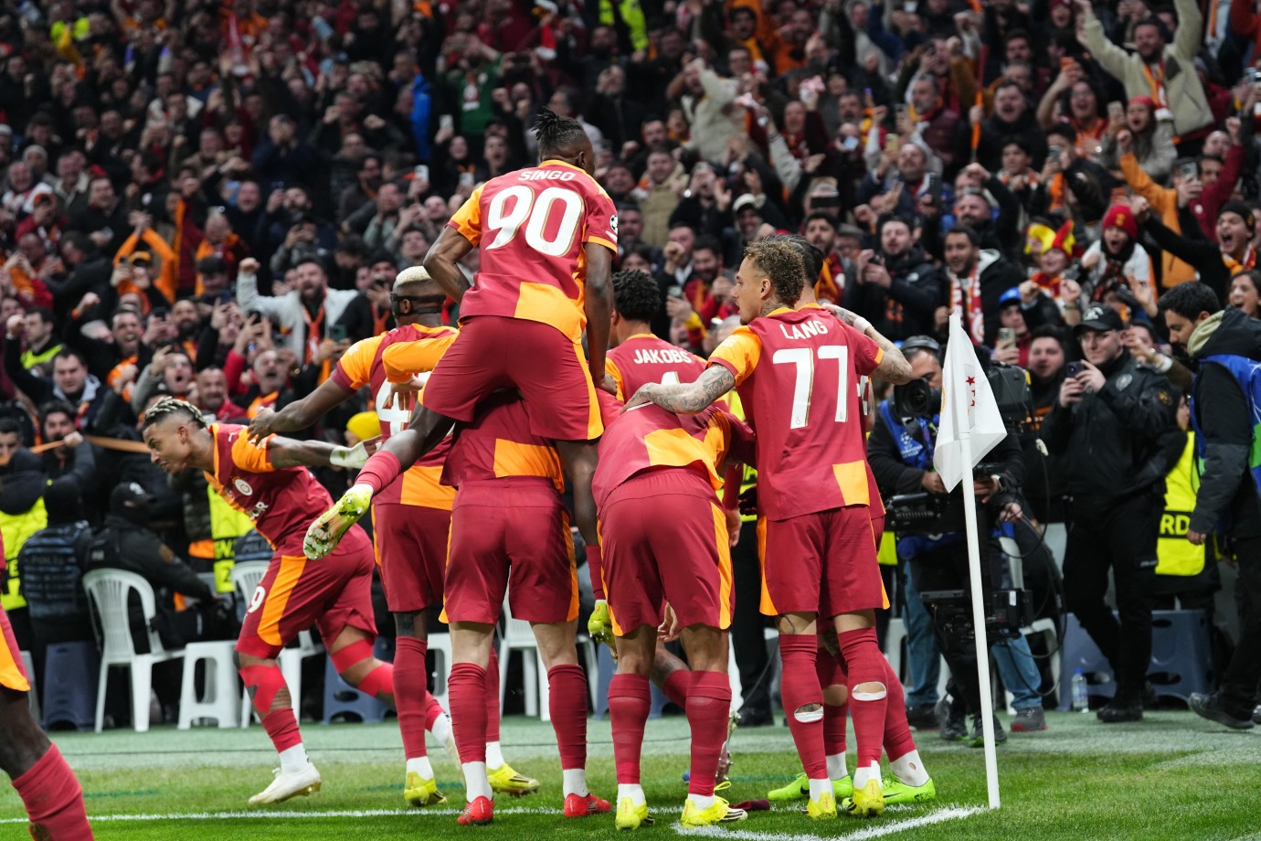 Galatasaray'da Liverpool galibiyeti sevinci