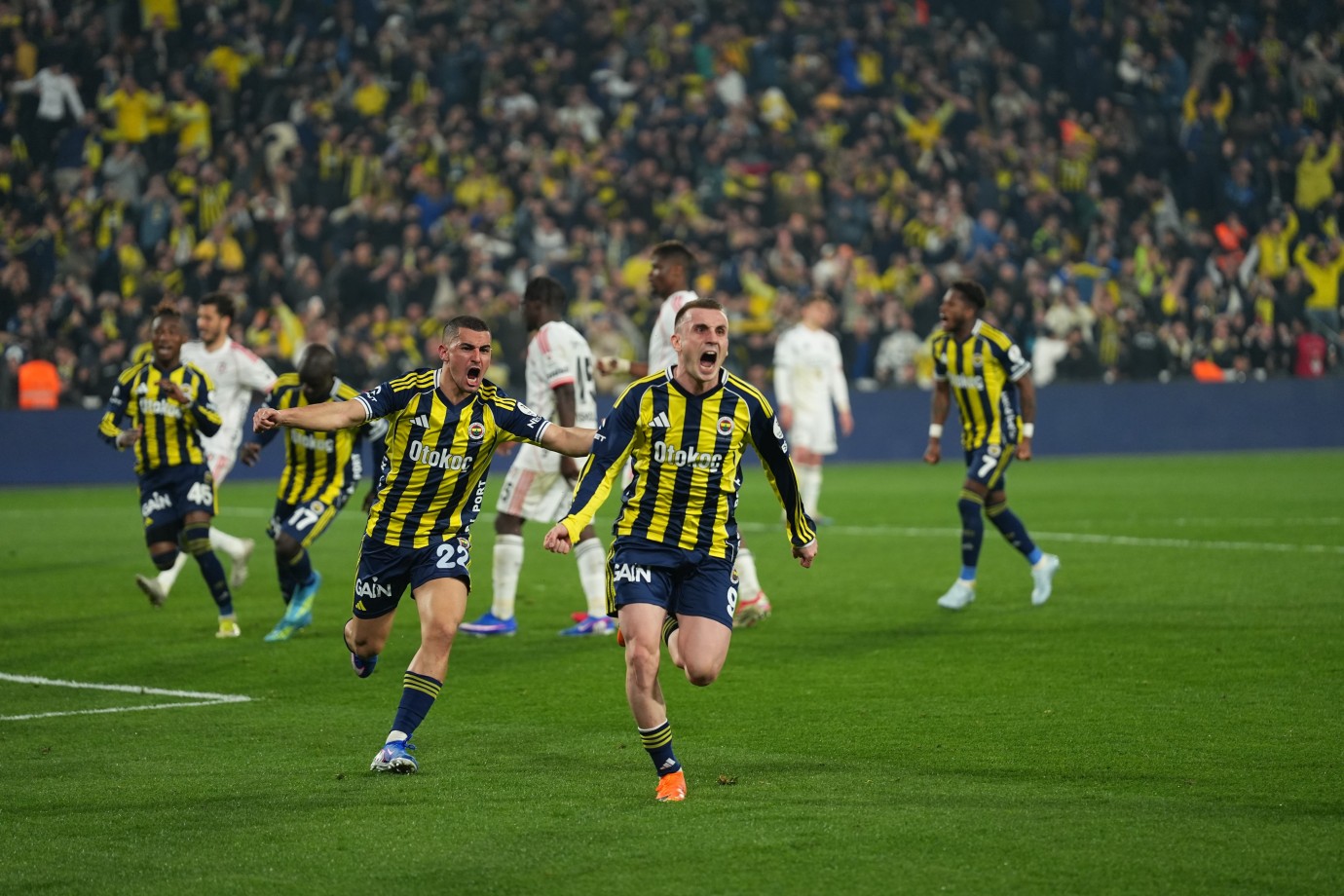Fenerbahçe, ligde Beşiktaş'ı 2 maçta da devirdi