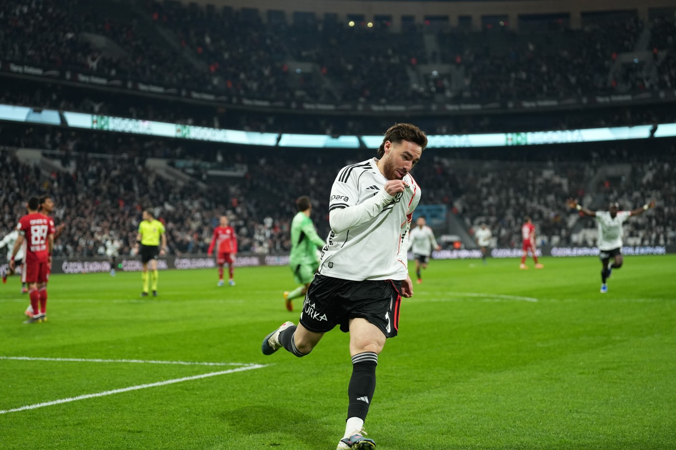 Orkun Kökçü son 10 maçta 7 gol attı