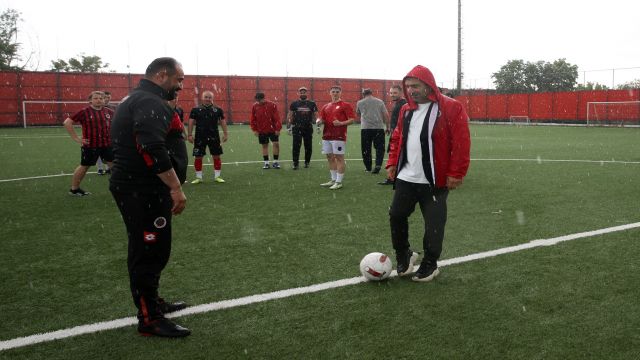 Gençlerbirliği’nde Tribünler Sahaya İndi! Dostluk Kazandı, Şampiyon Cephe Oldu
